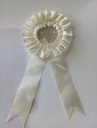 Roseta blanca de tela con cintas y centro para personalizar