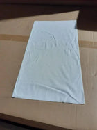 Bandana blanca sublimable de poliéster extendida sobre una mesa