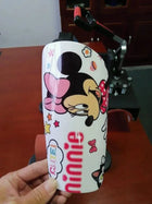 Canillera curva blanca personalizada con diseño de Minnie, sostenida frente a una estampadora