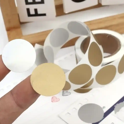 Etiquetas raspa y gana plateadas redondas. Pack de 600 Figuras. Perfectas para juegos, promociones y proyectos DIY con mensajes ocultos. ¡Diviértete rascando!