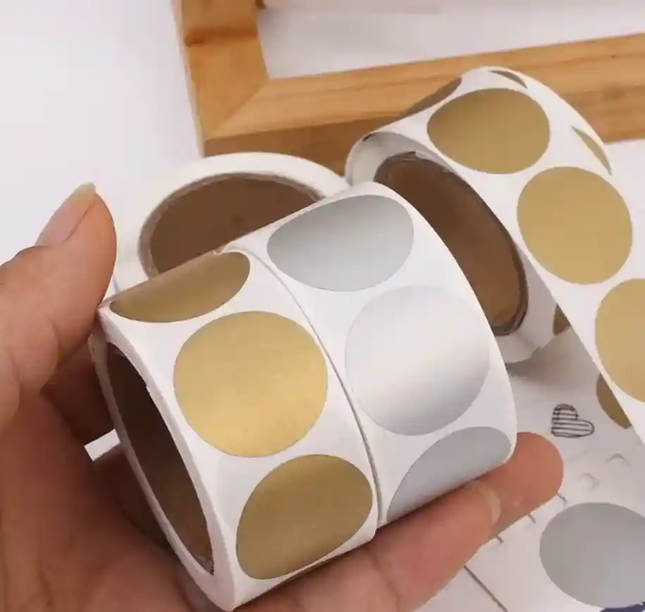 Etiquetas raspa y gana plateadas redondas. Pack de 600 Figuras. Perfectas para juegos, promociones y proyectos DIY con mensajes ocultos. ¡Diviértete rascando!