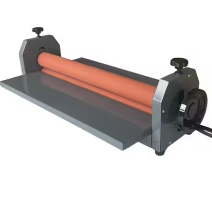 Laminador Manual en Frío disponible en tamaños de 650, 700, 750, 1000 y 1300 mm. Ideal para proteger impresiones y materiales gráficos con precisión y facilidad