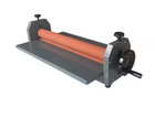 Laminador Manual en Frío disponible en tamaños de 650, 700, 750, 1000 y 1300 mm. Ideal para proteger impresiones y materiales gráficos con precisión y facilidad