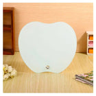 Cristal sublimable con forma de manzana presentado sobre una mesa