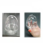 Huevo acrílico transparente decorativo cerrado y sostenido en una mano