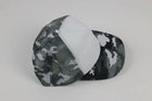 Jockey de malla con estampado camuflado gris y panel frontal blanco