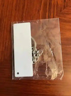 Placa metálica blanca rectangular larga presentada en bolsa