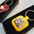 Llavero plástico cuadrado amarillo personalizado, vista cercana