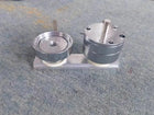Dos piezas metálicas del molde para chapitas montadas sobre su base