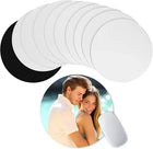 Mousepads redondos blancos apilados con ejemplo de diseño personalizado