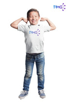 Niño modelando polera blanca sublimable de manga corta, vista frontal