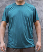 Polera verde calipso de poliéster talla XL puesta sobre un modelo
