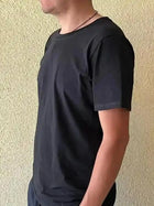 Vista lateral de polera negra lisa de algodón talla XL