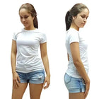 Modelo mostrando polera blanca sublimable para mujer, vistas frontal y posterior
