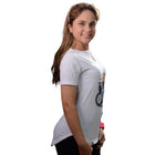 Vista lateral de polo blanco para mujer con corte entallado