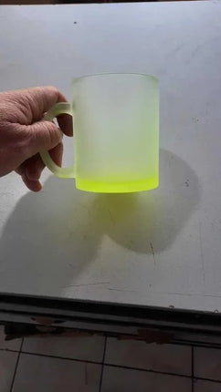 Tazón sublimable satinado base color amarillo gradiente 11oz incluye caja