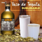 Dos vasos de tequila sublimables junto a botella sobre fondo rústico