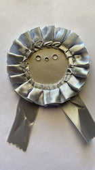 Roseta gris con cintas para medalla o reconocimiento