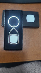 Llavero metálico sublimable modelo escudo dentro de su caja