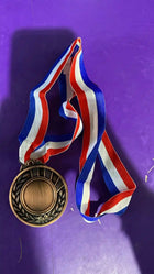 Medalla de reconocimiento color bronce con cinta tricolor