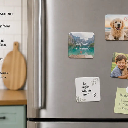 Chapitas magnéticas cuadradas personalizadas colocadas en un refrigerador