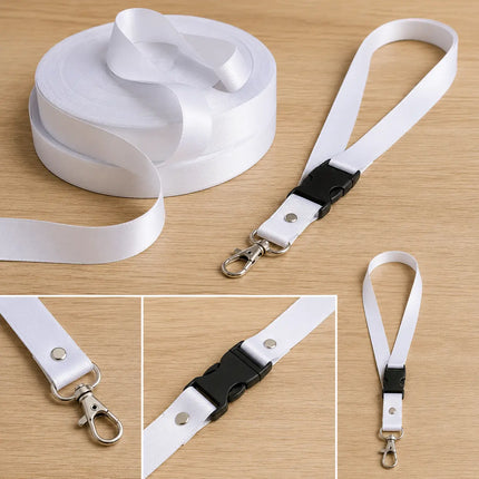 Ejemplo de lanyard blanco terminado con broche, hebilla y mosquetón
