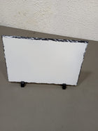 Roca sublimable rectangular de 20 × 30 cm montada en sus atriles