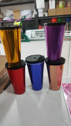 Vasos plásticos metalizados de colores con tapa sin bombilla