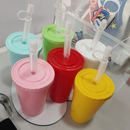 Vaso de plastico con tapado bombilla - docena colores surtidos